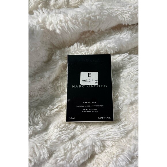MARC JACOBS SHAMELESS YOUTHFUL-LOOK 24H FOUNDATION TAN Y400 1.08 OZ BOXED - Picture 2 of 4